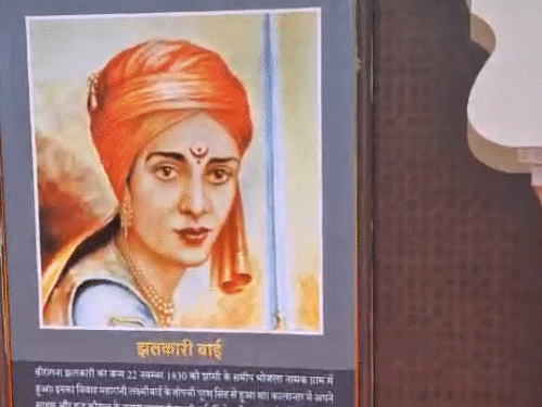 जिस सभागार में कैबिनेट की बैठक होनी है, वहां आदिवासी नायकों की तस्वीरें लगाई गई हैं.