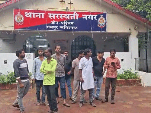 परिवार वालों ने पुलिस पर जांच में लापरवाही और आरोपियों की गिरफ्तारी में देरी का आरोप लगाया है।