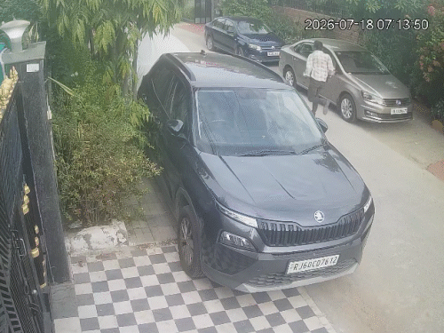 तेज स्पीड में दौड़ता हुआ बदमाश वहां से फरार हो गया।