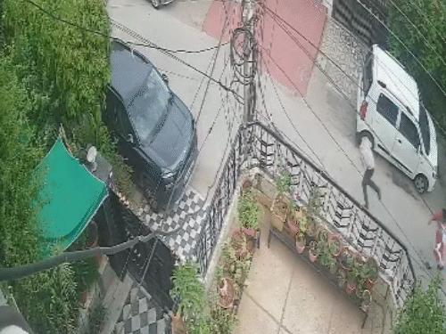 चेन तोड़कर भागते बदमाश का महिला ने काफी पीछा किया, लेकिन वह हाथ नहीं आया।