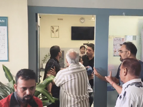 एक बच्चे की मौत के बाद स्टाफ और परिजनों के बीच हाथापाई हो गई।