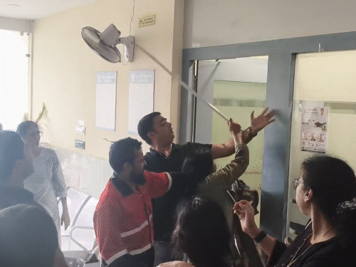 परिवार वालों ने स्टाफ को मारने के लिए पाइप उठा लिए।