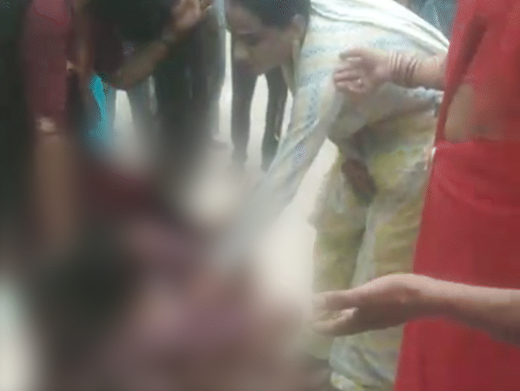 किन्नरों के एक समूह ने एक युवक की सड़क पर पिटाई कर दी.