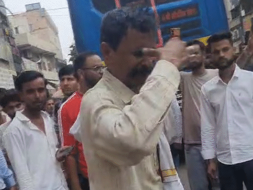 इस दौरान लोग वीडियो बनाते रहे।