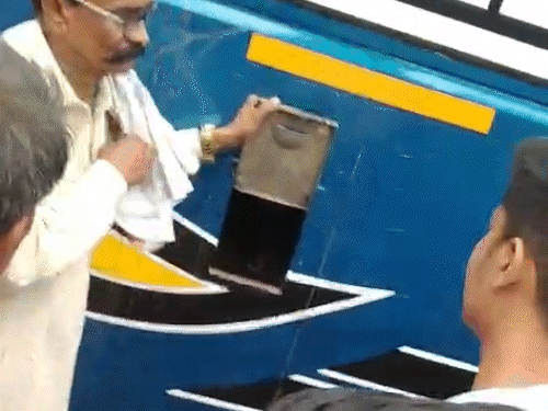 आरटीओ दस्ते ने बस जब्त के लिए कहा तो बस मालिक ने बस से डीजल निकालने के लिए टैंक खोलकर बोतल भर ली।