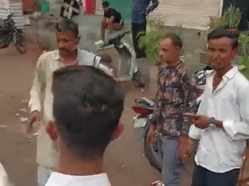 डीजल से पूरे भीगे हुए बस मालिक।