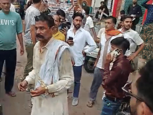 खुद पर डीजल डालने के बाद बस मालिक ने माचिस मांगी। इस दौरान आरटीओ अफसरों की गाड़ी सामने खड़ी थी।