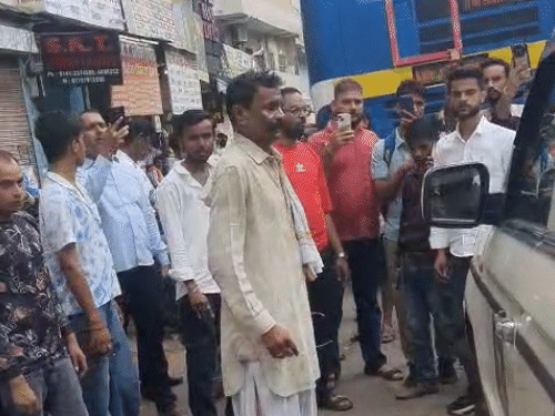 बस मालिक ने अफसरों से कहा- जुर्माना लगा दो।