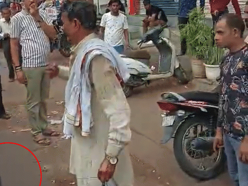 आरटीओ अफसरों के सामने बस मालिक अपना दर्द बयां करता रहा।
