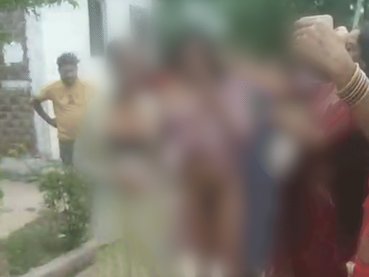 किन्नरों ने युवक को नंगा कर दिया और बाल खींचकर उसकी पिटाई की.