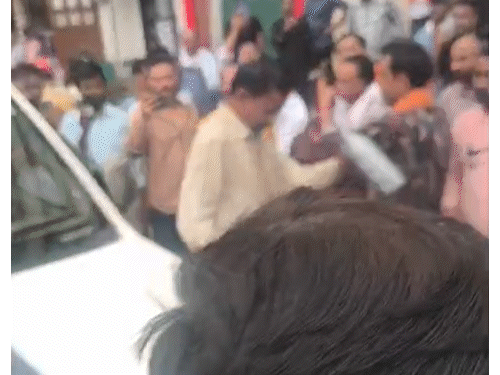 बस मालिक ने आरटीओ दस्ते और लोगों के सामने खुद पर डीजल डाल लिया।