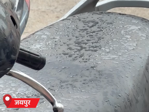 जयपुर में रविवार शाम हल्की बूंदाबांदी हुई। इससे उमस बढ़ गई।