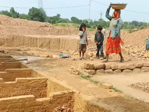 खदान के लिए छोटे-छोटे गड्ढे भी बनाये गये हैं.