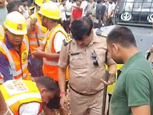 मौके पर राहत और बचाव कार्य जारी है।
