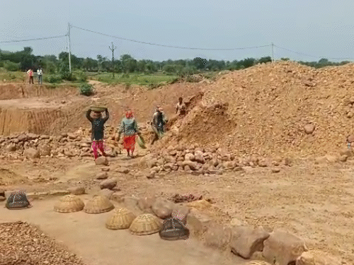 हीरे की खोज में मजदूर भी लगे हुए हैं.
