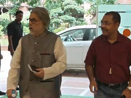 TMC के बागी सांसद सुदीप बंदोपाध्याय संसद के मॉनसून सत्र से पहले सर्वदलीय बैठक में शामिल होने के लिए संसद एनेक्सी बिल्डिंग पहुंचे। उन्होंने कहा कि वह आज एक नई राजनीतिक पार्टी, NCPI (नेशनलिस्ट सिटिजन पार्टी ऑफ इंडिया) के नेता के तौर पर इस बैठक में शामिल हो रहे हैं।