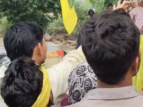आंदोलनकारियों ने धरना स्थल पर प्रदर्शन किया।