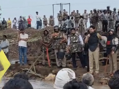 केन-बेतवा परियोजना के विरोध में धरना स्थल पर पुलिस बल तैनात।