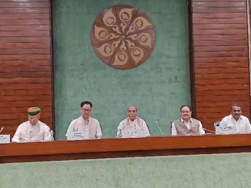 सरकार ने रविवार19 जुलाई को सर्वदलीय बैठक बुलाई। मीटिंग में कांग्रेस, सपा, टीएमसी, DMK सहित 40 दलों के 58 नेता शामिल हुए। - Dainik Bhaskar