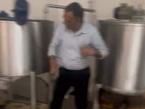 मार्केट में 650 रुपए में बेच रहे थे, 870 किलो मिलावटी घी, 1560 किलो पाम ऑयल जब्त|बाड़मेर,Barmer - Dainik Bhaskar