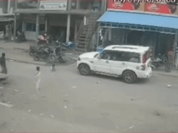 बड़ी बहन सड़क पार कर चली गई थी। छोटी सड़क पर गिर गई।