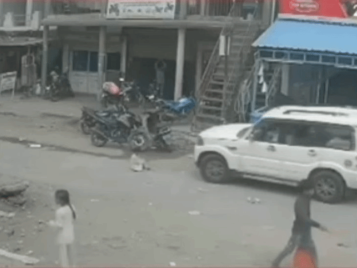 स्कॉर्पियो लड़की को कुचलते हुए निकल गई.