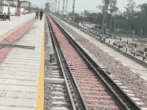 प्रदेश का पहला एलिवेटेड ट्रैक, जिस पर फ्लेटफॉर्म बना है।