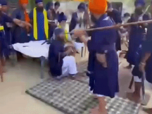 जसदीप सिंह को निहंग डंडे मारते हुए।