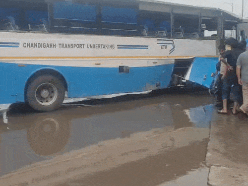 CTU की इस बस का स्टीयरिंग लॉक हुआ।‌ - Dainik Bhaskar