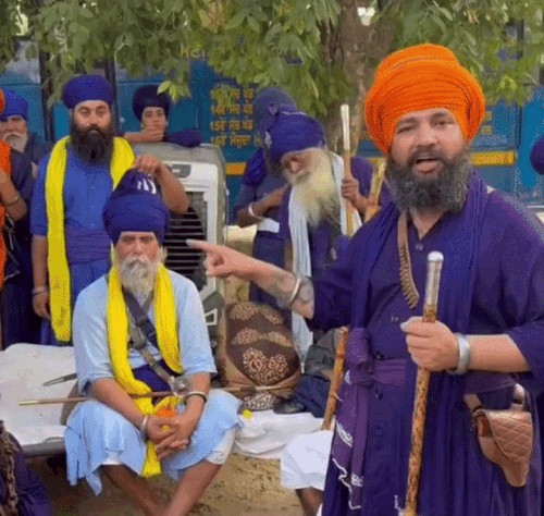 निहंग जसदीप सिंह को जंजीरों में बांधकर बैठाया गया।
