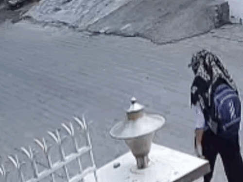 लड़की पीठ पर बैग टांगकर गली से गुजर रही थी।