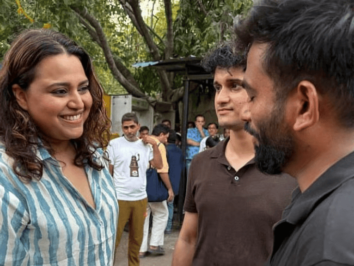 वांगचुक और दीपके से मिलती स्वरा भास्कर।