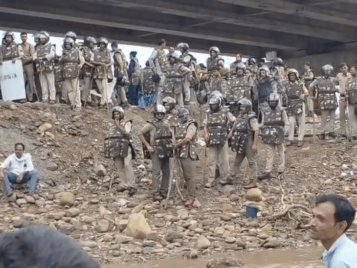रविवार सुबह भारी पुलिस बल मौके पर आंदोलनकारियों को लेने पहुंचा।
