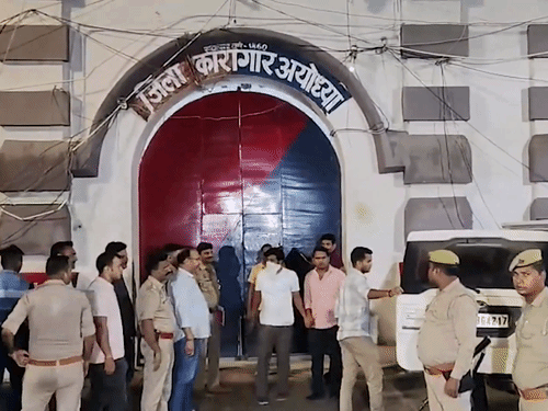 रविवार रात्री सुमारे साडे 11 वाजता पोलिसांनी टिन्नू आणि त्याचा पुतण्या मनीषला परत तुरुंगात आणले.