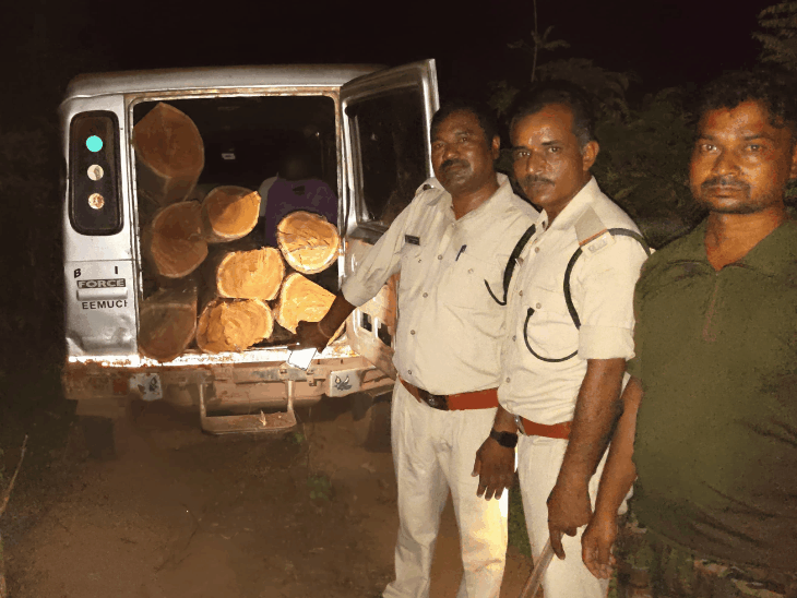 परिजनों का कहना है कि वन विभाग ने उसे लकड़ी तस्करी के मामले में फंसाया है.