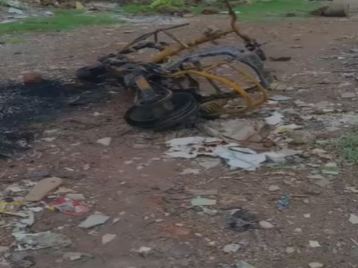 शाकिब और उसकी बाइक पर पेट्रोल डालकर आग लगा दी गई।