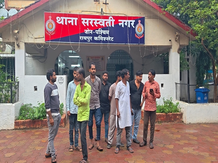 रिश्तेदारों ने पुलिस पर जांच में लापरवाही और आरोपियों की गिरफ्तारी में देरी का आरोप लगाया है।