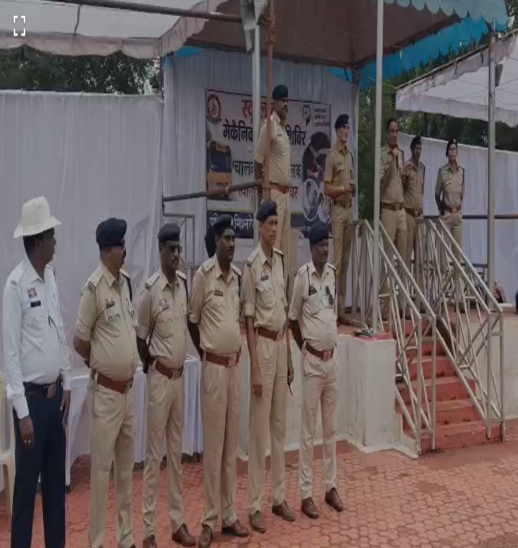 पुलिस अधिकारी ड्रायवरों को समझाइश देते हुए।