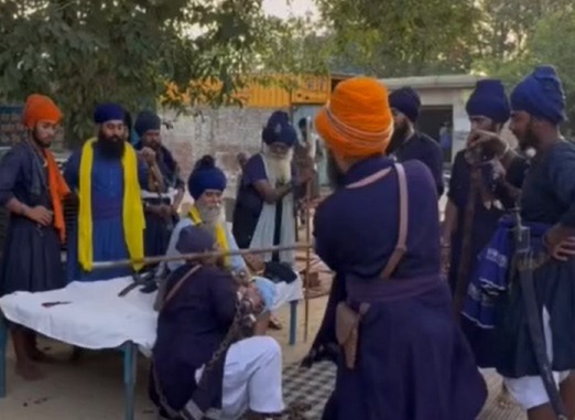 निहंग जसदीप सिंह को धार्मिक सजा के दौरान डंडों से पीटा गया।
