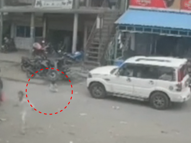 संतुलन बिगड़ने से बच्ची सड़क पर गिर गई।