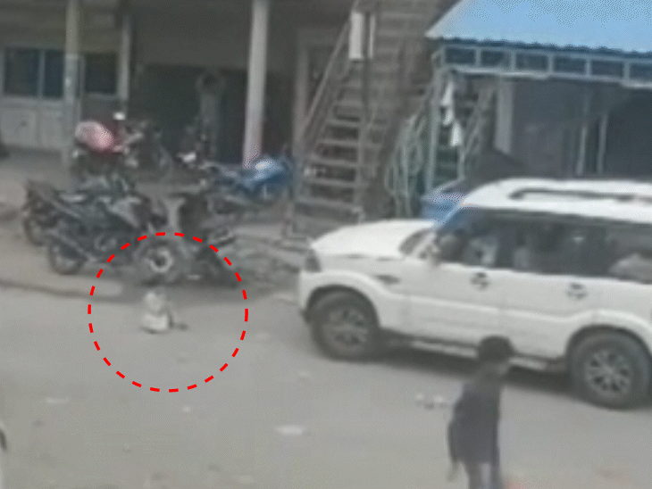 बच्ची को कार कुचलते जा रही है। बच्ची ने भागने की कोशिश की।