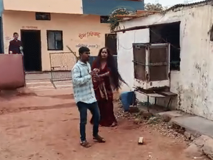 एक ट्रांसजेंडर शख्स ने ड्राइवर युवक की डंडे से पिटाई कर दी.