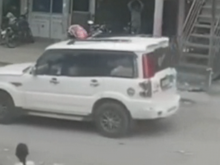 कुचलकर भाग गई कार। बच्ची की मौके पर मौत हो गई।