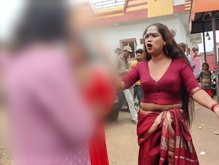 युवक हाथ जोड़कर खड़ा रहा। किन्नरों ने उसके साथ गाली-गलौज और मारपीट की।