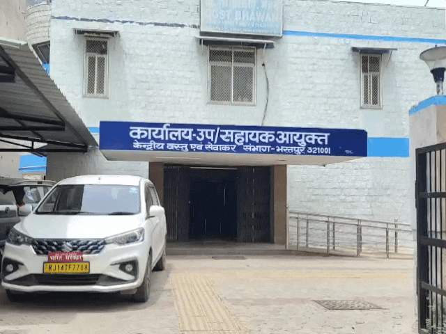 GST विभाग ने व्यापारी ने घर और फेक्ट्री पर की छापेमारी।