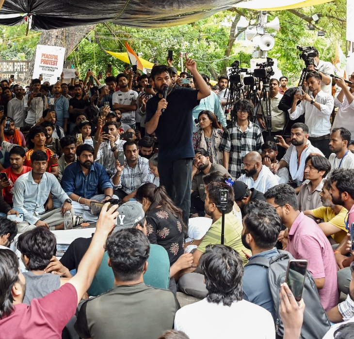 CJP के फाउंडर अभिजीत दीपके पार्टी का सबसे बड़ा चेहरा हैं। सोनम वांगचुक के बाद उन्होंने भूख हड़ताल शुरू कर दी है।