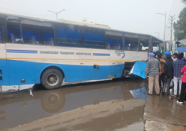 टैंकर से टक्कर के बाद बस के एक साइड के सारे शीशे टूट गए।