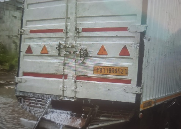 CTU की बस इस कैंटर से टकराई।
