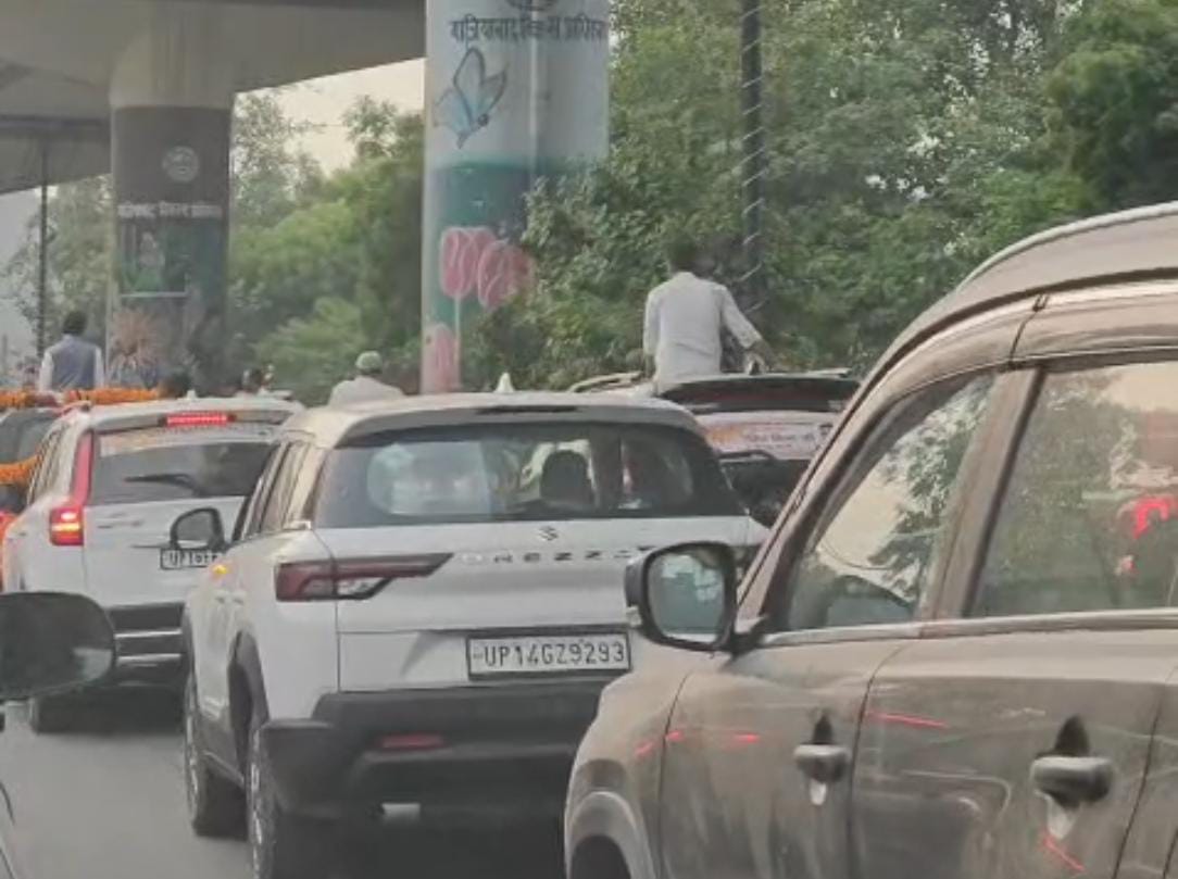 कार्यकर्ता गाड़ियों से निकलकर नारेबाजी करते दिखे।