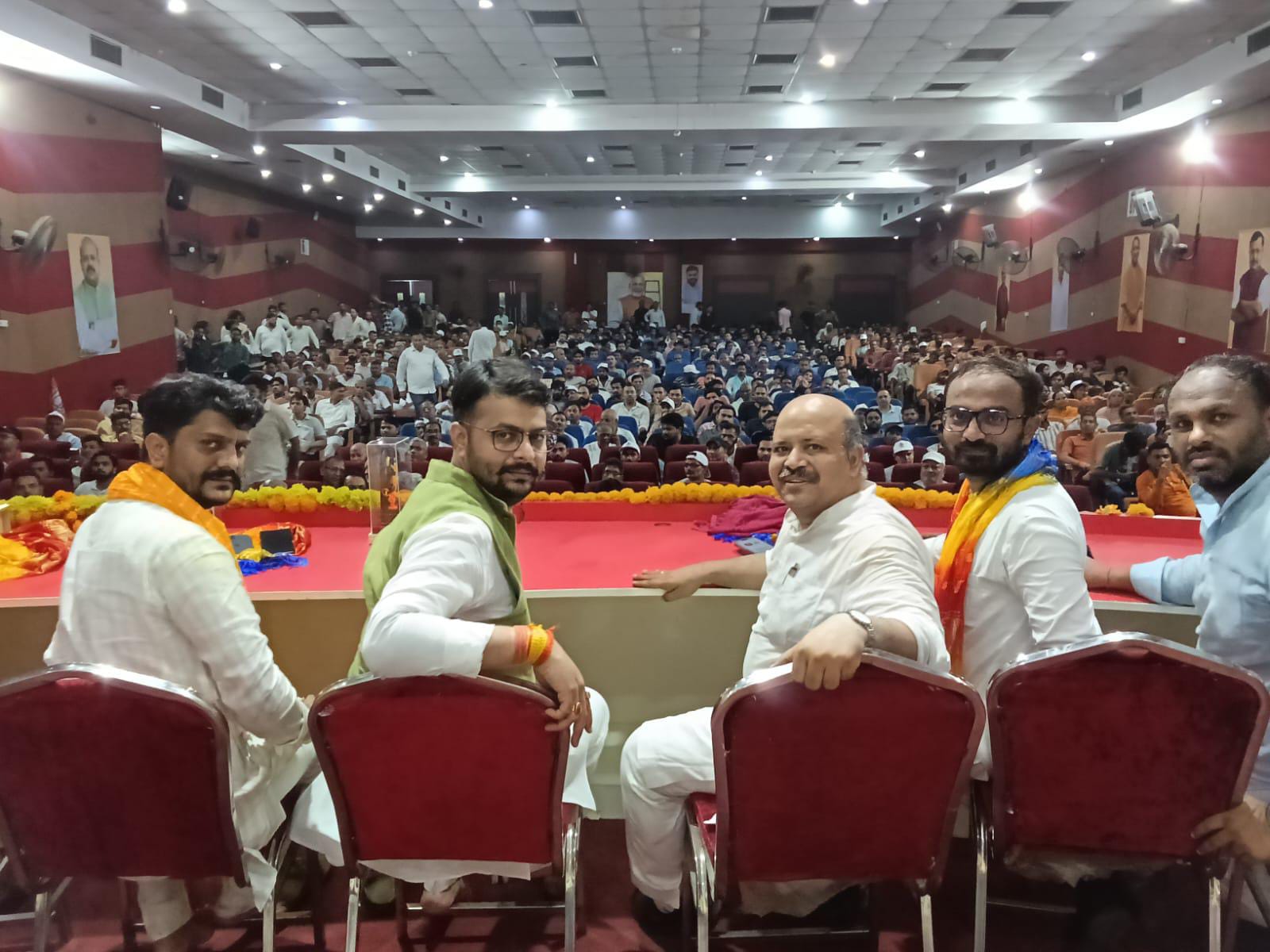 कार्यक्रम के दौरान भाजपा युवा मोर्चा के प्रदेशाध्यक्ष रोहित मिश्रा, भाजपा महानगर अध्यक्ष मयंक गोयल।